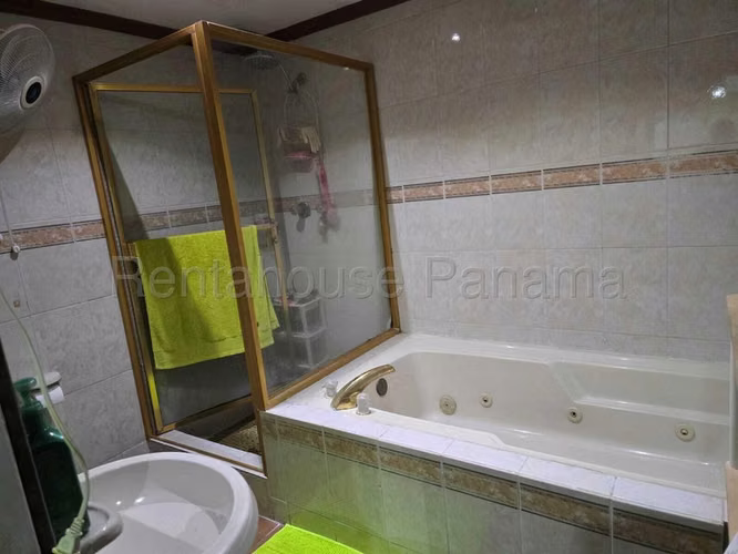 Casa en Venta en Parque Lefevre JG