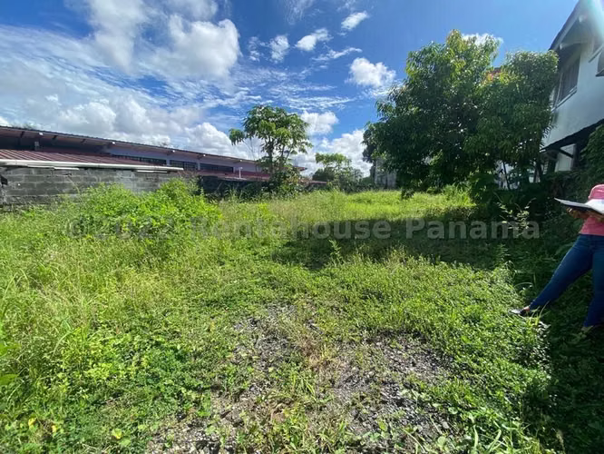 Terreno en Venta en Parque Lefevre JG