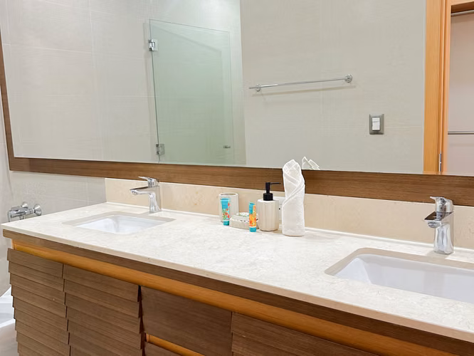 VENTA DE APARTAMENTO DE PLAYA AMOBLADO EN CASAMAR, PH PERLAMAR (26P)