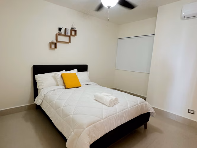 VENTA DE APARTAMENTO DE PLAYA AMOBLADO EN CASAMAR, PH PERLAMAR (26P)