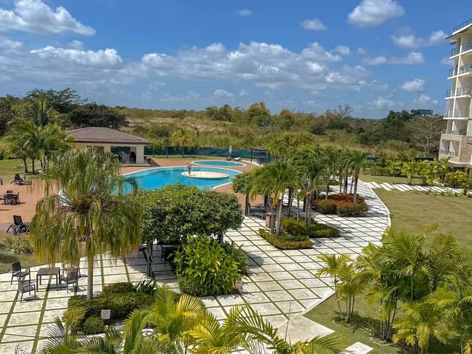 VENTA DE APARTAMENTO DE PLAYA AMOBLADO EN CASAMAR, PH PERLAMAR (26P)