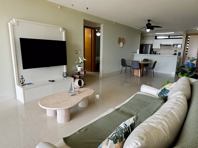 VENTA DE APARTAMENTO DE PLAYA AMOBLADO EN CASAMAR, PH PERLAMAR (26P)