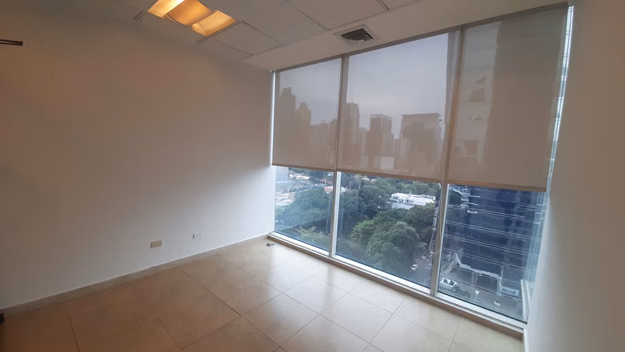 Alquilo oficina con divisiones en Torre Global, Calle 50.