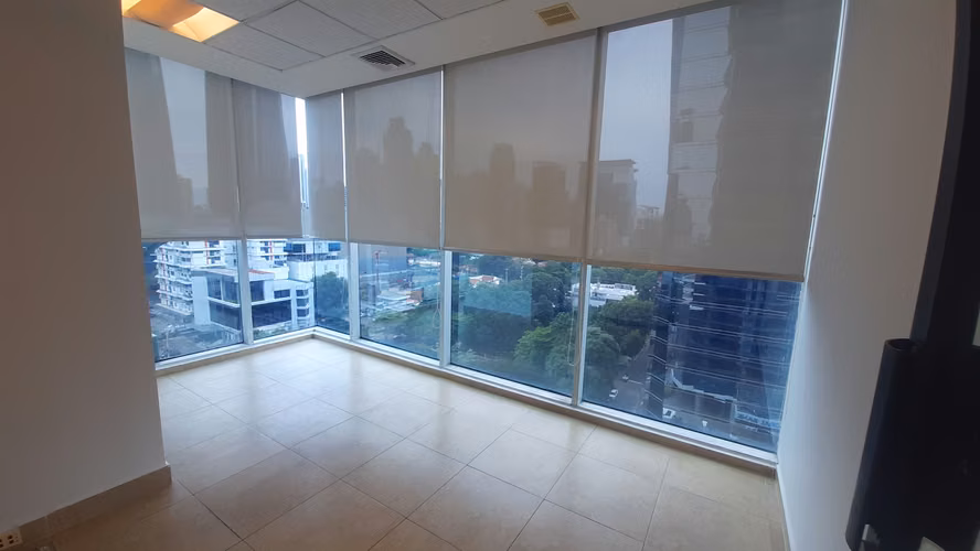 Alquilo oficina con divisiones en Torre Global, Calle 50.