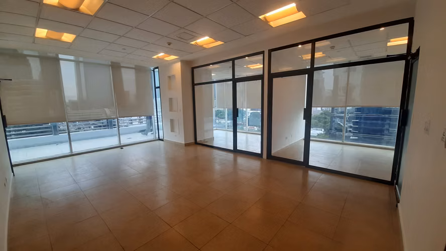 Alquilo oficina con divisiones en Torre Global, Calle 50.