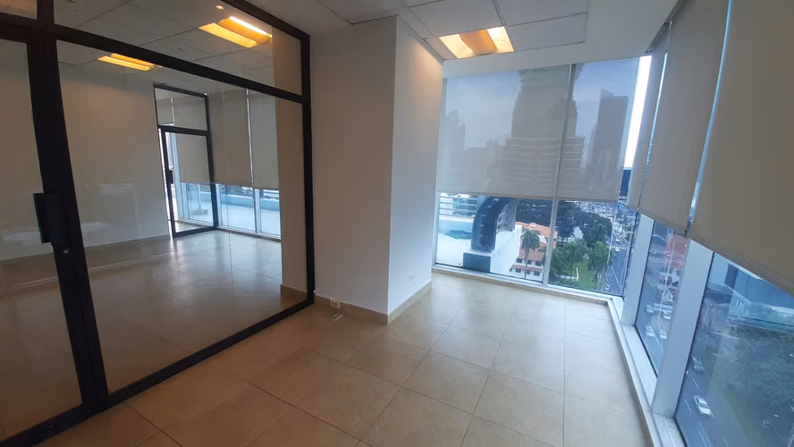 Alquilo oficina con divisiones en Torre Global, Calle 50.