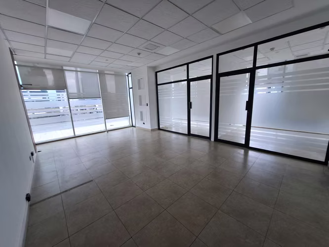 Alquilo oficina con divisiones en Torre Global, Calle 50. - Imagen 10