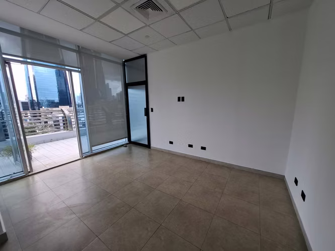 Alquilo oficina con divisiones en Torre Global, Calle 50. - Imagen 4