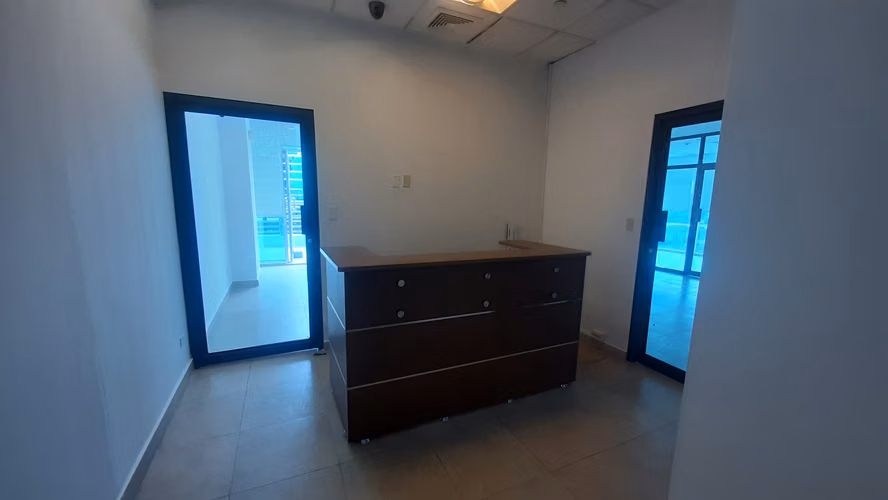 Alquilo oficina con divisiones en Torre Global, Calle 50.