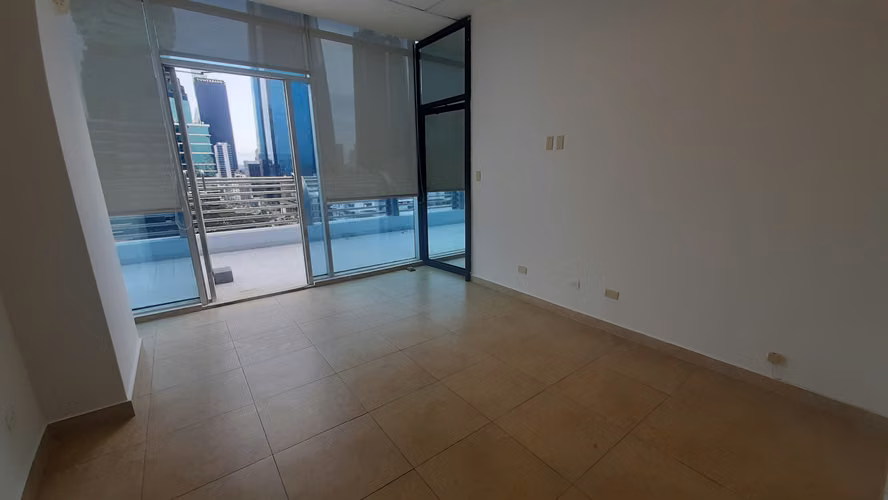 Alquilo oficina con divisiones en Torre Global, Calle 50.