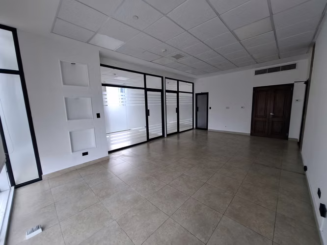 Alquilo oficina con divisiones en Torre Global, Calle 50.