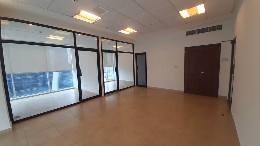 Alquilo oficina con divisiones en Torre Global, Calle 50.