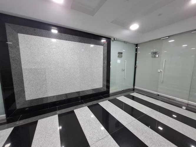 Alquilo oficina con divisiones en Torre Global, Calle 50. - Imagen 18