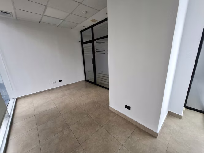 Alquilo oficina con divisiones en Torre Global, Calle 50. - Imagen 13