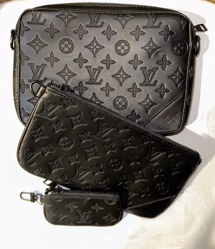 *** BOLSO TIPO CROSSBODY "LV" COLOR NEGRO *** NUEVO $65.00