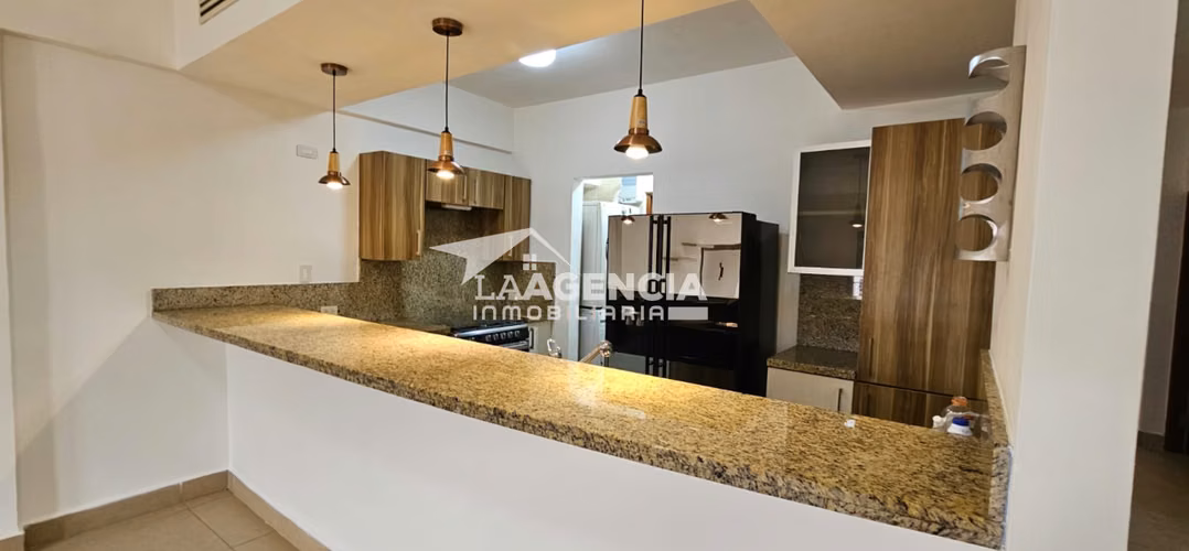 Alquiler, Apartamento en Res. Embassy Village con vistas al bosque