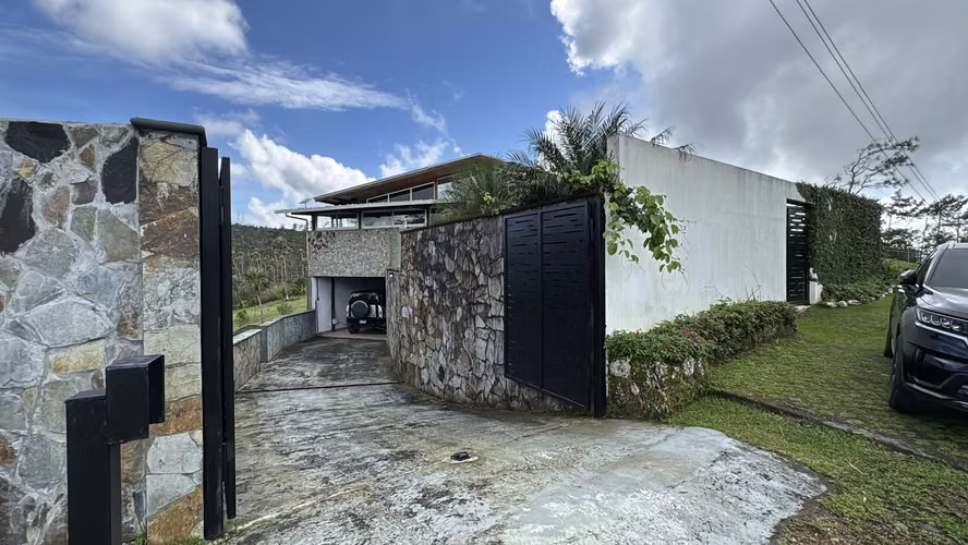 Se vende una casa en Cerro Azul con dos fincas. Negociable