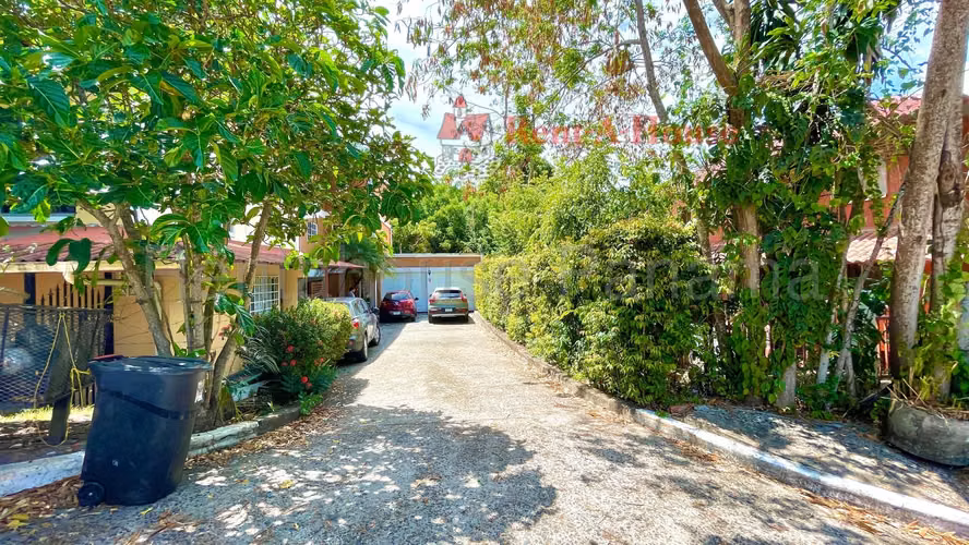 Venta de Casa con Amplio Jardín y Piscina en Albrook 27*227Mfk - Imagen 19
