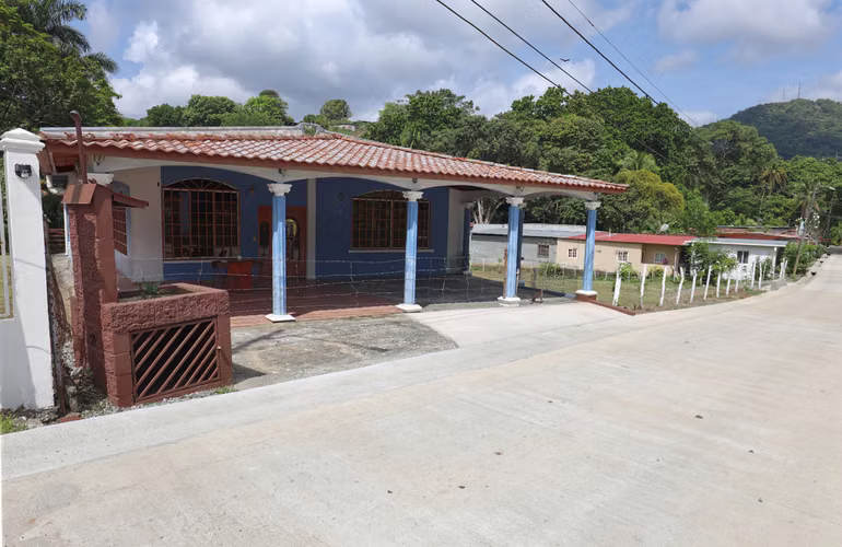 Casa céntrica con 2270m2 de terreno en Las Lajas Las Cumbres Panama Norte en Venta - Imagen 2
