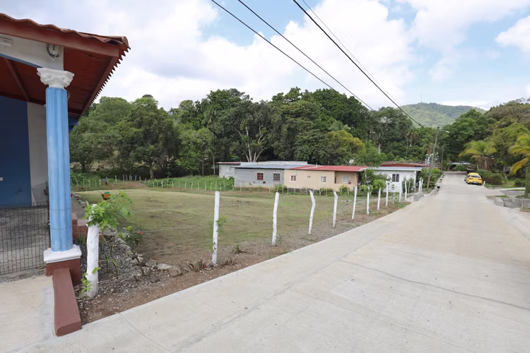 Casa céntrica con 2270m2 de terreno en Las Lajas Las Cumbres Panama Norte en Venta - Imagen 4