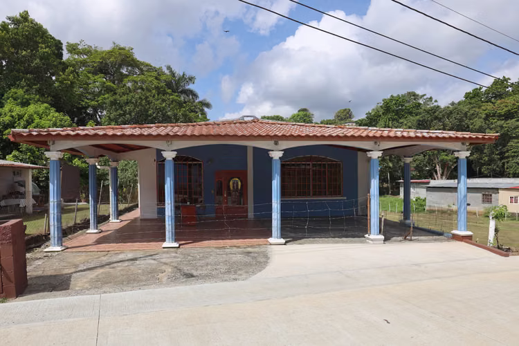 Casa céntrica con 2270m2 de terreno en Las Lajas Las Cumbres Panama Norte en Venta - Imagen 3