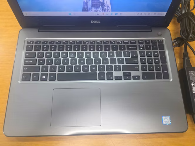 Laptop Portátil Dell Inspiron 15 5567 Intel i5-7200U CPU 2.70GHz 8Gb RAM 238Gb HDD SSD Batería - Imagen 3