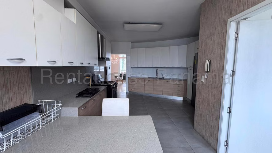Alquilo apartamento con 3 estacionamientos en Paitilla