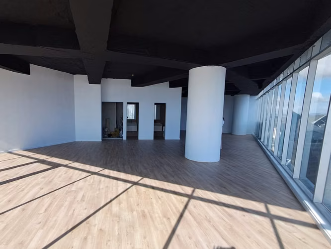 266598. Se vende oficina a estrenar 156m, con acabados, 7 parkings y depósito