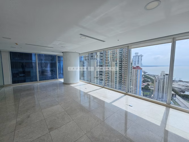 Vendo Oficina remodelada en Oceania Business Center. Punta Pacífica. Haga una oferta