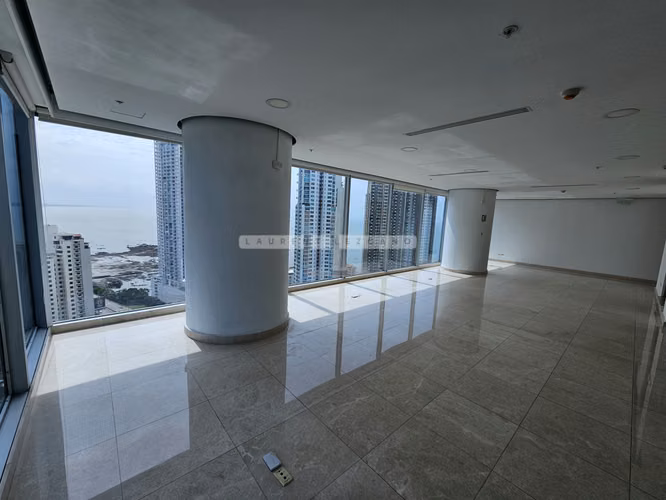 Vendo Oficina remodelada en Oceania Business Center. Punta Pacífica. Haga una oferta