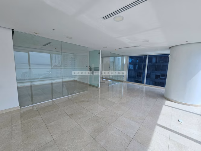 Vendo Oficina remodelada en Oceania Business Center. Punta Pacífica. Haga una oferta