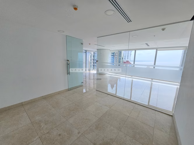Vendo Oficina remodelada en Oceania Business Center. Punta Pacífica. Haga una oferta