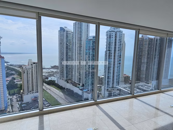 Vendo Oficina remodelada en Oceania Business Center. Punta Pacífica. Haga una oferta