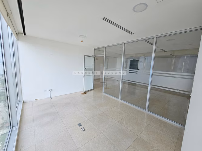 Vendo Oficina remodelada en Oceania Business Center. Punta Pacífica. Haga una oferta