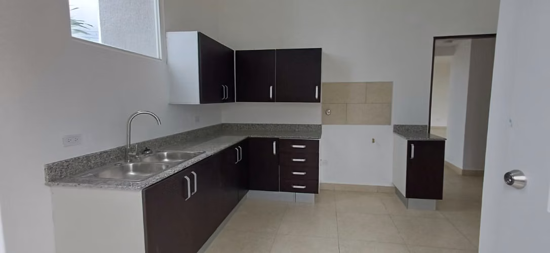 VENDO CASA. CORONADO. PLAYA. NUEVA. GARITA DE SEGURIDAD.