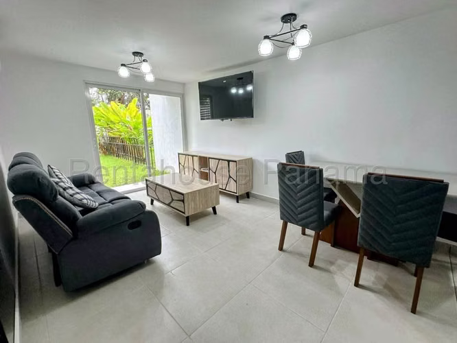 27309. Se alquila apartamento amoblado 2 recamaras, 2 baños, jardín privado.
