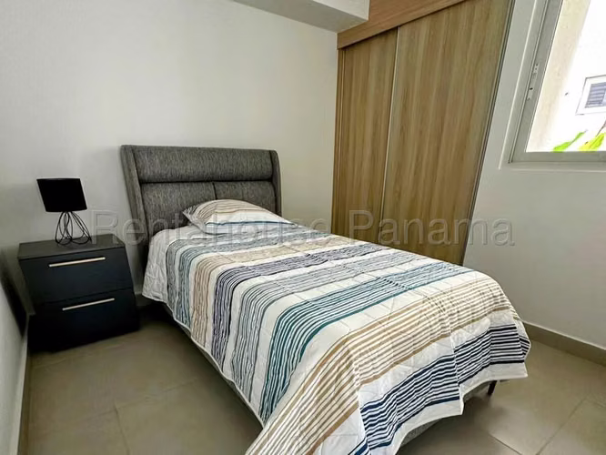 27309. Se alquila apartamento amoblado 2 recamaras, 2 baños, jardín privado.