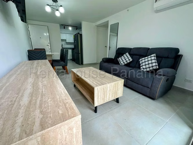 27309. Se alquila apartamento amoblado 2 recamaras, 2 baños, jardín privado.