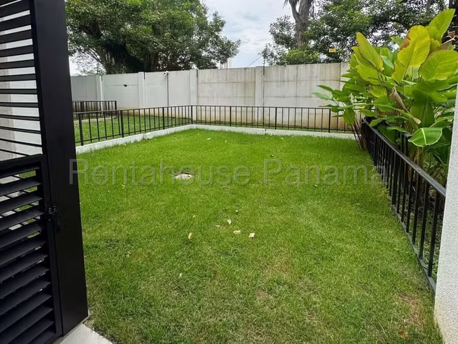 27309. Se alquila apartamento amoblado 2 recamaras, 2 baños, jardín privado.