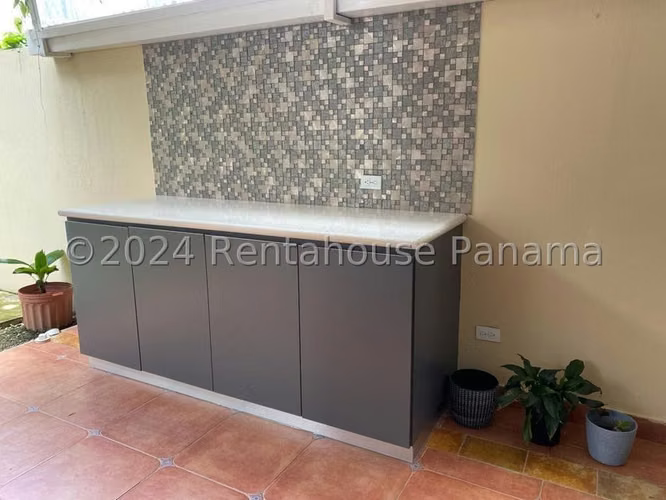 265374. Se vende al mejor precio casa en Costa del Este, adosada. 304m const