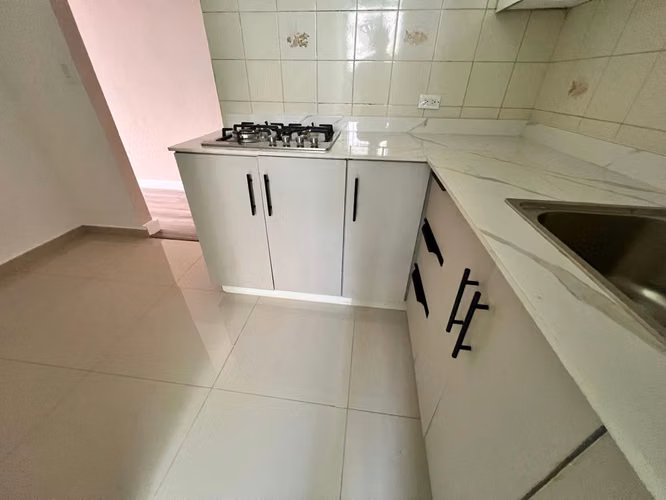 Apartamento en Alquiler en Los Ángeles | 2 Recámaras, 2 Baños, Cocina Remodelada, 1 Estacionamiento