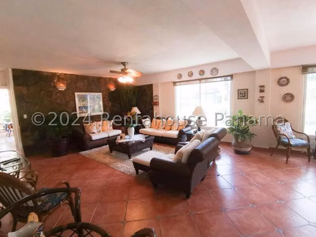 SE VENDE HERMOSA CASA AMOBLADA 25CDY804