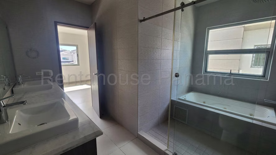 Casa en Venta en Altos de Panamá AFC 26-4904