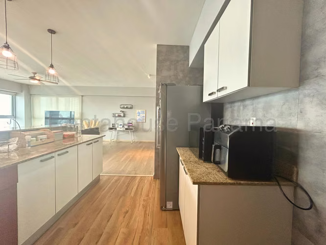 Venta de Apartamento Amoblado en Bellavista Ph Grandbay Tower EC