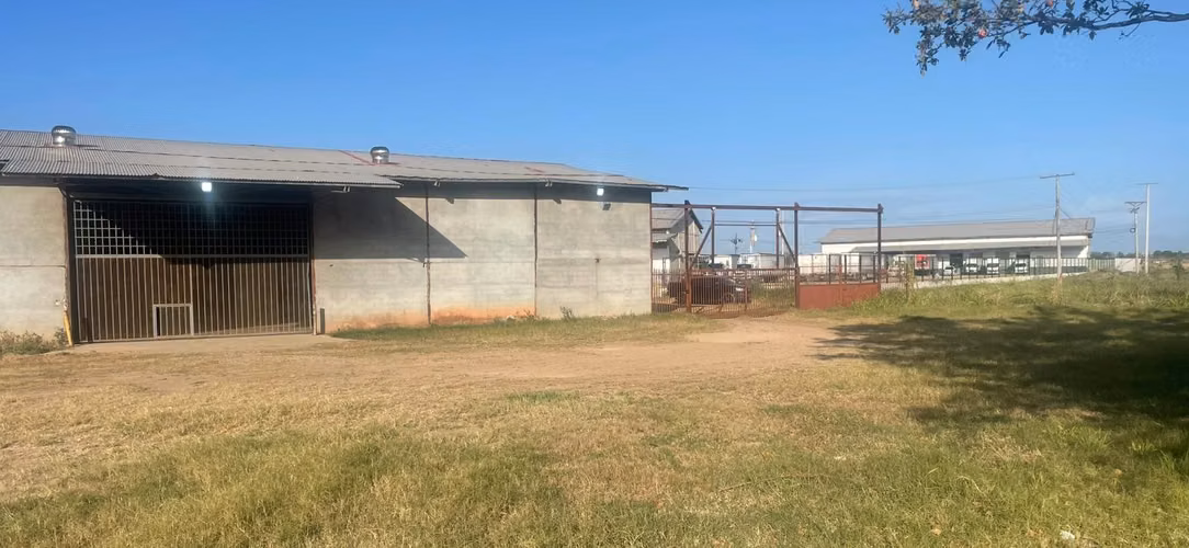 Bodega de Almacenamiento a granel de 915 m² en Alquiler