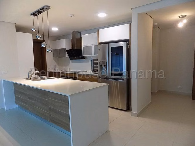 Apartamento en Alquiler en Costa del Este. PH PARKSIDE. 27LDC299