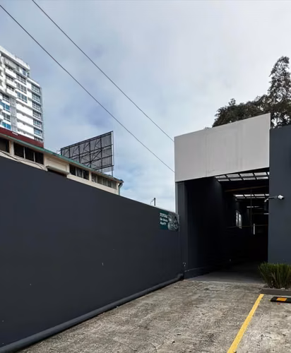 Alquiler de galera en san francisco, 200 mts2, 7 mts de altura, 1 baño, portón metálico.