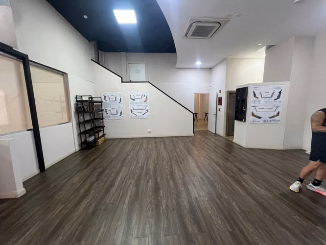 Alquiler de local comercial en costa del este 233mts2, 4 oficinas 2 baños 3 parking