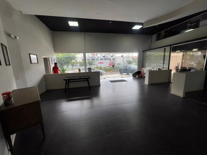 Alquiler de local comercial en costa del este 233mts2, 4 oficinas 2 baños 3 parking