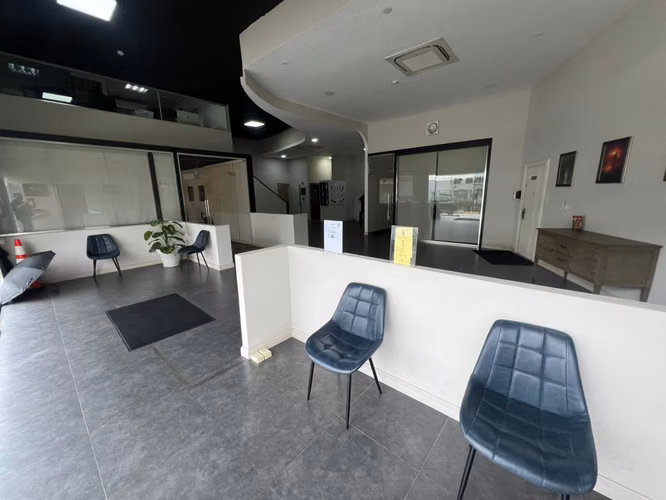 Alquiler de local comercial en costa del este 233mts2, 4 oficinas 2 baños 3 parking